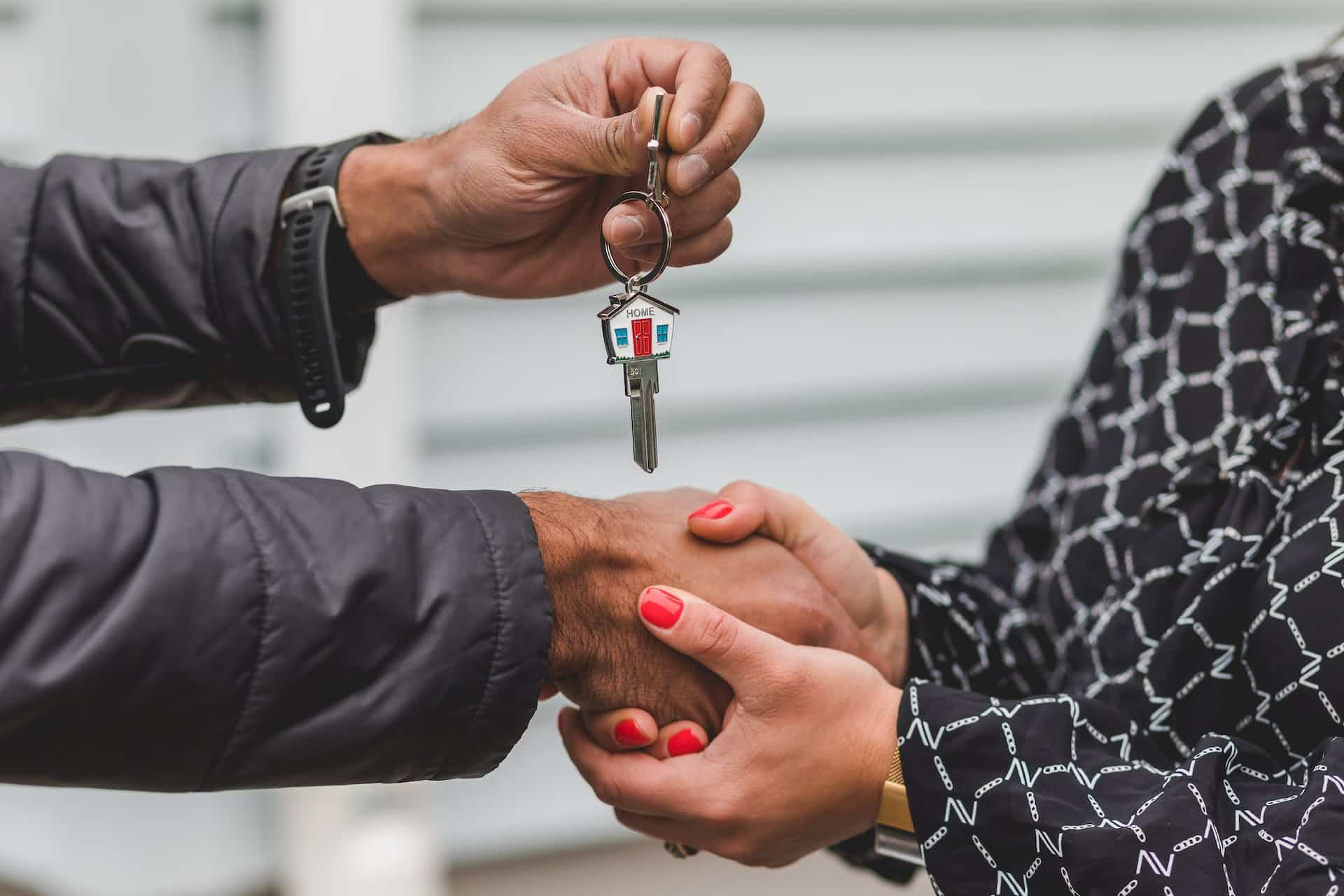 consegna delle chiavi per vendere casa